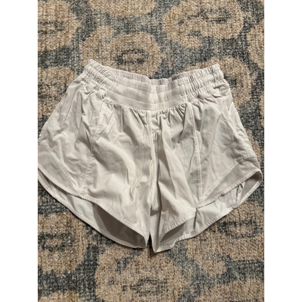 Lululemon Hotty Hot LR Short 4" Lined Size 4 Excellent Condition